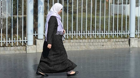 اعتداء على مسلمة في فرنسا من طرف مجهولين بسبب ارتدائها الحجاب